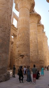 In der Großen Säulenhalle des Tempels von Karnak (Luxor)