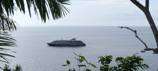 Die Vorld Voyager auf Reede vor Playa Muerto (Panama)